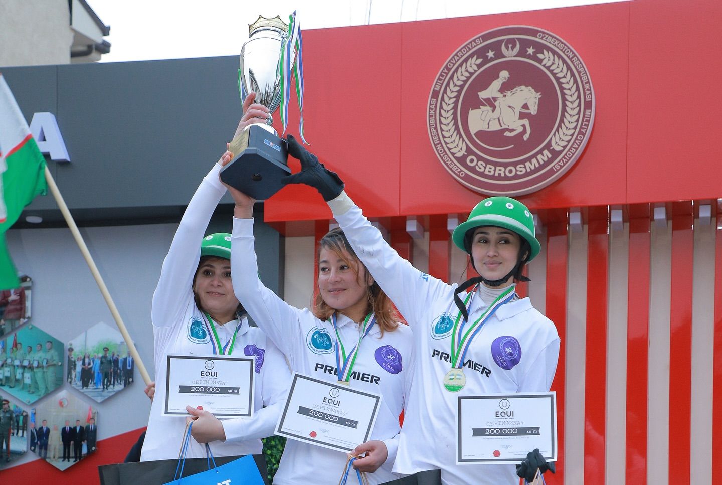 Uch ayol oʻyinchi Adolat Women Arena Polo Cup kubogini koʻtarmoqda